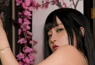 Tiny Asa的礼服合集:试穿时的尴尬与优雅
