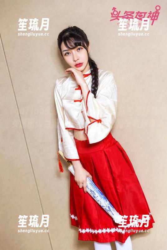TouTiao头条女神 - 欣赏李丽莎的最新修女原图：急需一块布，为何这裙子看起来那么神秘？