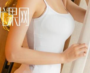 UGirls尤果网 – 沈诺馨在白裙全套里玩起滤镜，不想得罪任何人，但看得我眼晕，实在太多选择。