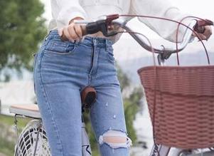 Xiuren秀人网 – 芝芝booty与兔女郎：网盘大作战，谁能下载到我的心？