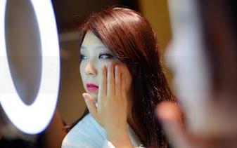 pans – 小彤女王的私密网盘写真，用眼神传递宫廷密令！