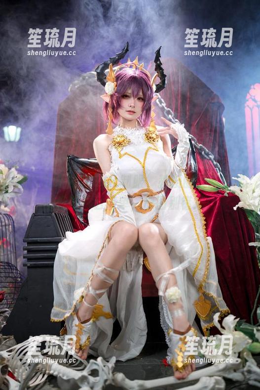 借用九柒喵这组OL制服，教授的笑脸看起来真没那么简单，原图别错过！