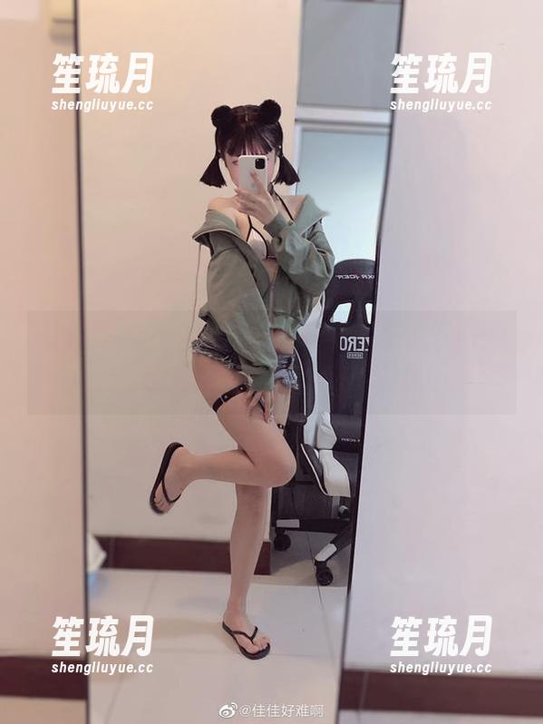 佳佳酱ovo 佳佳酱ovo的写真集:魅魔变身!下载时要注意周围人的眼光哦,哈哈。