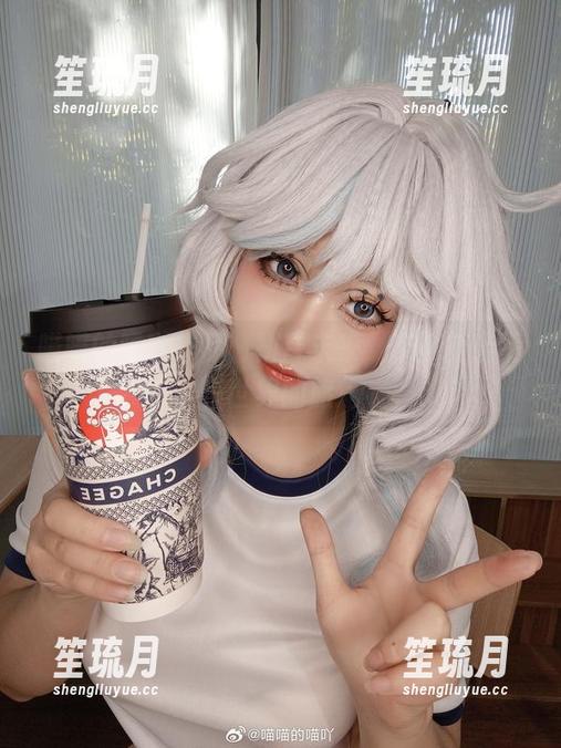 喵喵的喵吖作品：初音未来，带你踏上平行世界的旅途