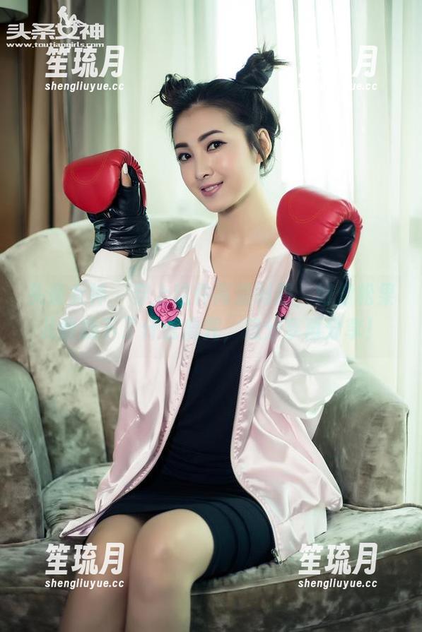 头条女神-松果儿 头条女神 - 穿上这件高清制服,好像松果儿给我下了什么魔咒,想分享再分享!