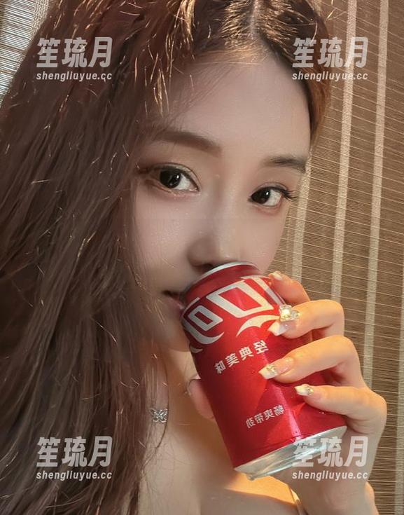 奶雯 微密圈 - 别眨眼:奶雯的优雅秘书制服高清作品集”、“噗——警惕不要流口水哦