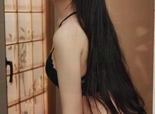 小鹿鹿shika的红裙写真好像在说“走，这个季节我们去桃花林拍照吧”，蜜桃味都快溢出来了。