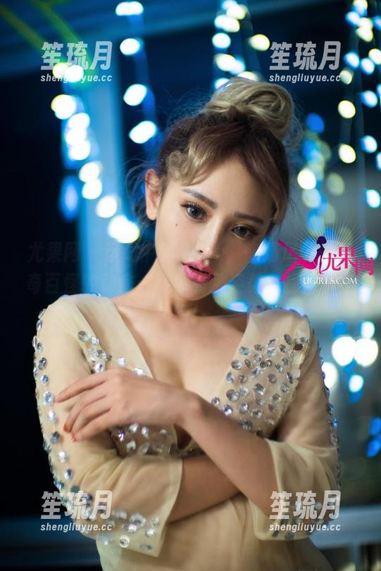 尤果网 - 运动中的Sara，高清记录她千奇百怪的动作…哦，看那姿势，摆得真不错！