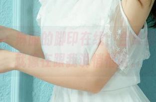 尤果网 – 琳丽的脚印在线，合集里的美足就像在跟我说悄悄话。
