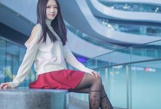 评论区的灵魂画手们又在谈论希希_啾的写真套图了，这回没有人放过那张暗黑通讯官的！