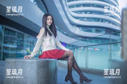 评论区的灵魂画手们又在谈论希希_啾的写真套图了，这回没有人放过那张暗黑通讯官的！