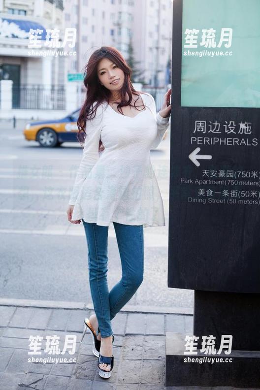 推女郎 - 作品集：沙子的连体衣，默默的想，这衣服适合海边拍照，平常穿可就要挺有个性的了。