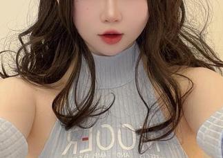 白色的选择，总能引发是依酱呀的创意，私拍美图幽幽地流淌出美好！