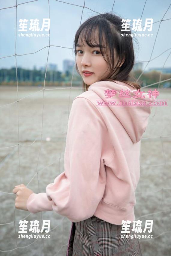 梦丝女神 - 灵唯的写真真有一番独特滋味，这套甜心套图也太讨喜了吧，简直让人想咬一口