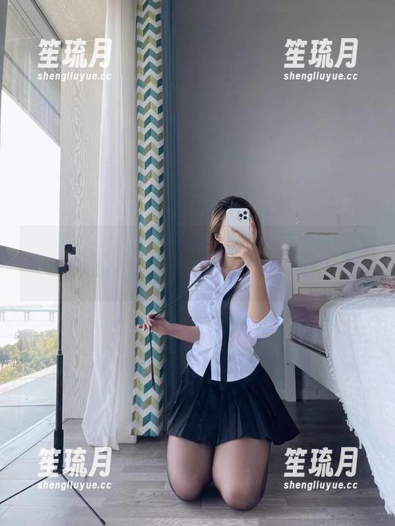 洁己u 微密圈 - 今天居然更新了:洁己u和她的蓝天“身材秀”像是随意上场的舞台剧!