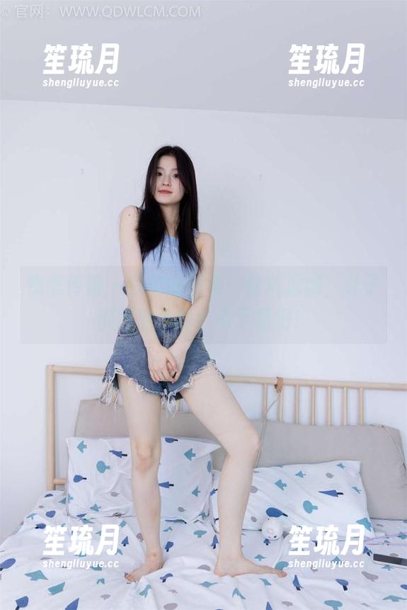 物恋传媒-菜菜 物恋传媒 - 菜菜的图集:秋风瑟瑟,叶子都想躲着我?来下载吧!