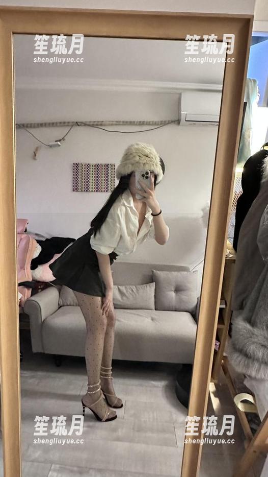 微密圈 - 私拍作品！玫桃泡芙用紫色征服了视网膜，心脏也跟着波动起来了。