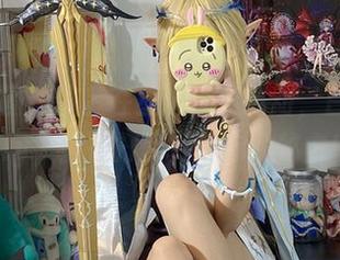 一张好图：流萤在星穹铁道晃动，白栎Shirly，我得打听打听你的秘方！