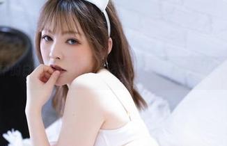 繁忙中的白露Bululu，悄悄换上棉袜的‘无圣光’这里