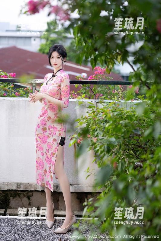 秀人网-sophie余冰 秀人网 - sophie余冰说,吊带美图要“吊”住你的目光!