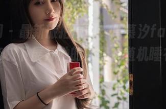 秀人网 – 最新旅拍原图，周慕汐fairy又在银杏树下展开她的“穿衣随机睡衣秀”！