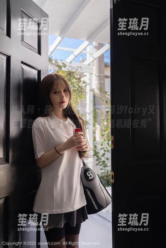 秀人网 - 最新旅拍原图，周慕汐fairy又在银杏树下展开她的“穿衣随机睡衣秀”！