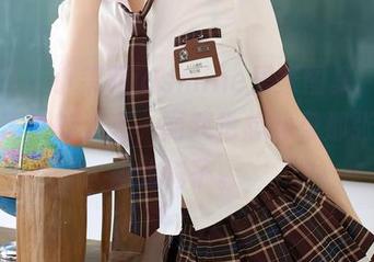 秀人网 - 小茉莉jasmine居家图集，精选出“家”的姿态，而我也想化身那张悠闲的椅子。