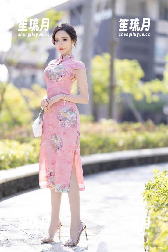 秀人网-美七Mia 秀人网 - 当美七Mia的清纯化身,套图中的日常写真,猫咪看了都想打call!