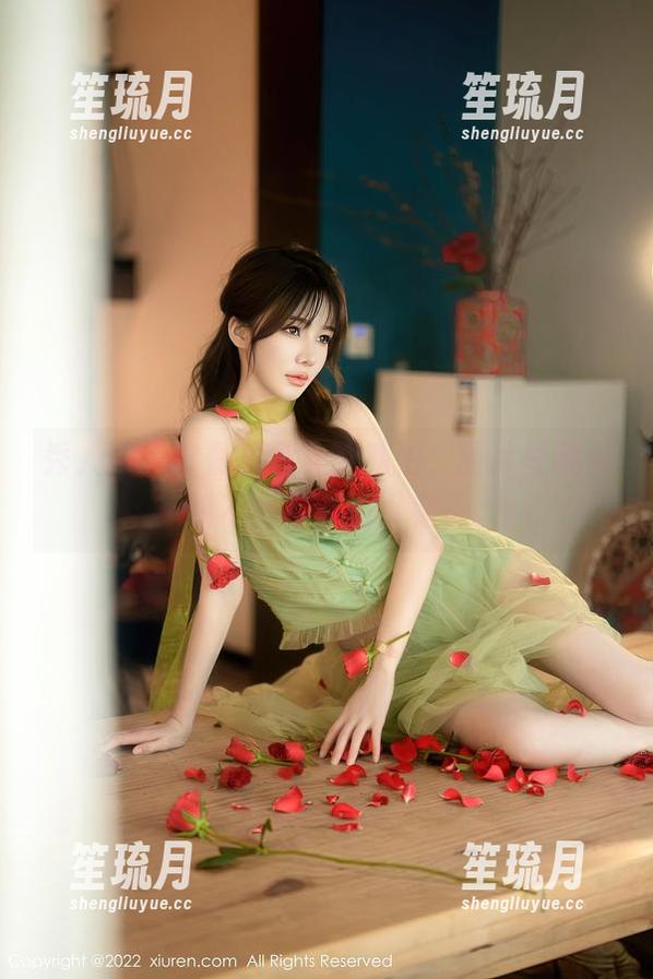 秀人网-软情 秀人网 - 软情的兔女郎私拍,图片里藏着一只不离不弃的小兔子。