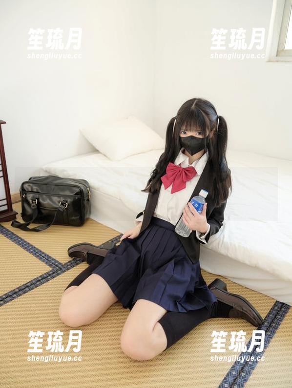 紧急企划-小恩 紧急企划 - 制服加持:小恩的写真时光也就那么回事吧