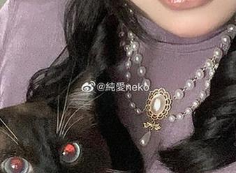 私拍红裙，是不是太大胆了？“纯爱neko”，我真是佩服。