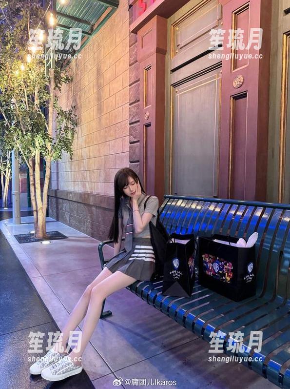 最新！腐团儿Ikaros的艾米莉娅，典雅又不失撩人的气息，吼，压力太大我快要崩溃了。