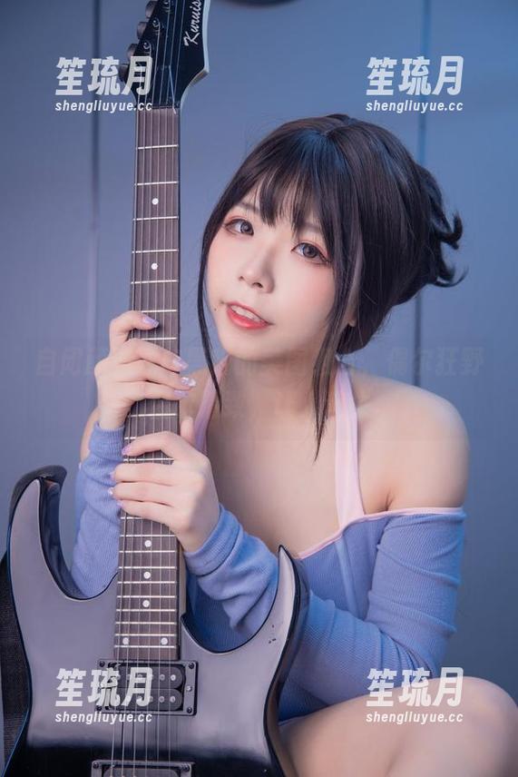 自闭颜球球 自闭颜球球与黑猫的美图组合,偶尔狂野,偶尔精致,让人迷失。