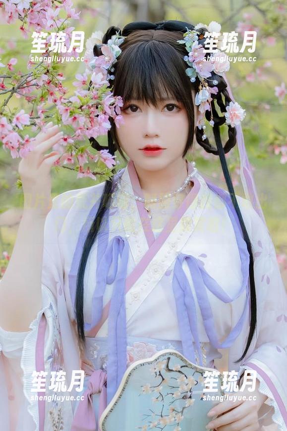 图片里的荒井喵喵，制服穿得我都不敢出门，所以只能在这里欣赏啦！