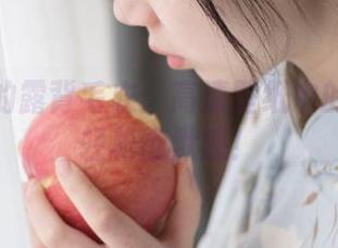 西尔酱的露背毛衣：高清壁纸中的另一种轻松幽默感！
