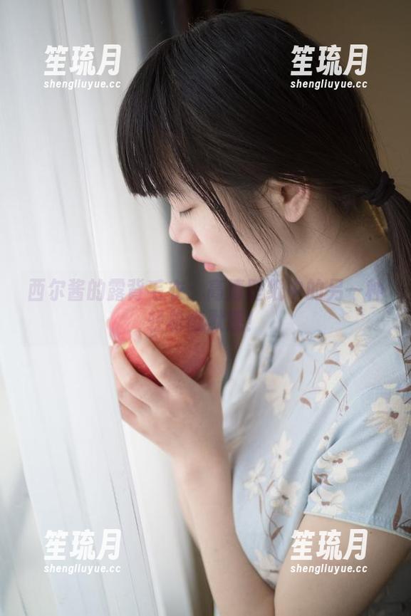 西尔酱的露背毛衣：高清壁纸中的另一种轻松幽默感！