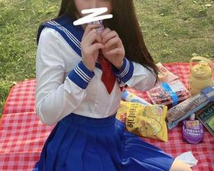 微密圈 – 套图里满是软妹小九九的想法，白色的美感有种笼络人的力量，竟然让我又想背回家了！