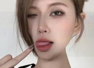 微密圈 – 最新写真集，醇子小姨把学姐的模样演绎得活灵活现，果然校园绿茶永远都不会被淘汰。