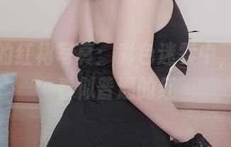 雯粥粥的红裙写真：彩色迷雾中，那一抹看似普通的红