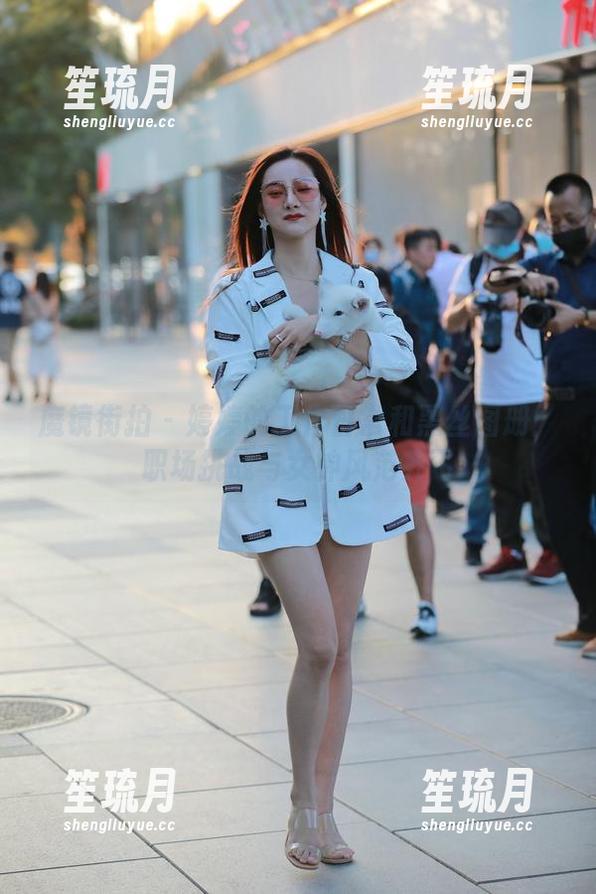 魔镜街拍 - 婷婷的工作日常和黑丝图册：职场挑战与女神风范齐飞
