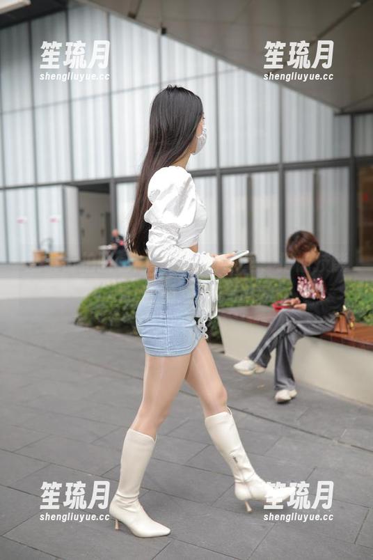 魔镜街拍图包：在沙面公园里，搭讪技能满分的肉丝小姐姐！